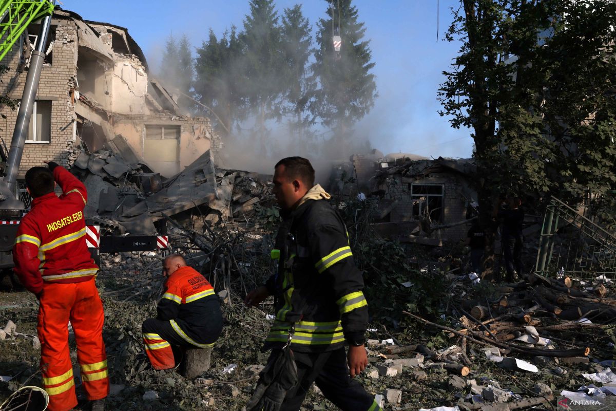 Tiga orang tewas, 31 terluka akibat gempuran Rusia di Kharkiv