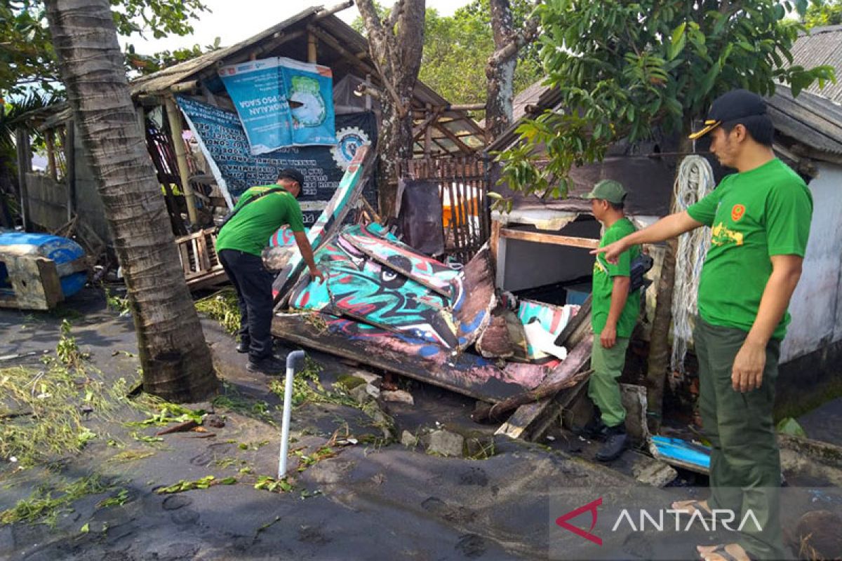 Puluhan rumah di pesisir pantai terdampak gelombang tinggi