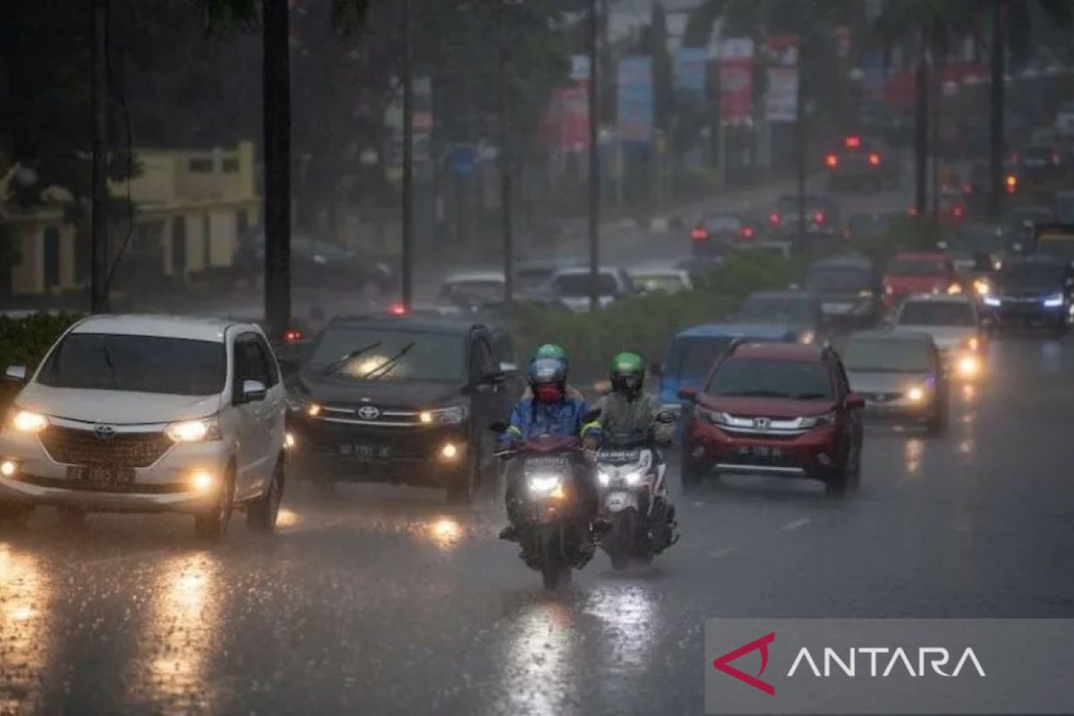 Hujan lebat berpeluang mengguyur sejumlah daerah di Indonesia