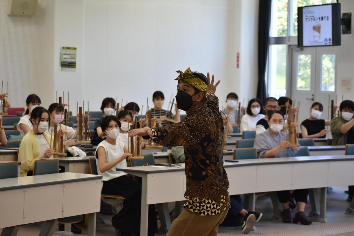 Ardian Sumarwan, seniman Jabar yang ajarkan angklung kepada disabilitas Jepang