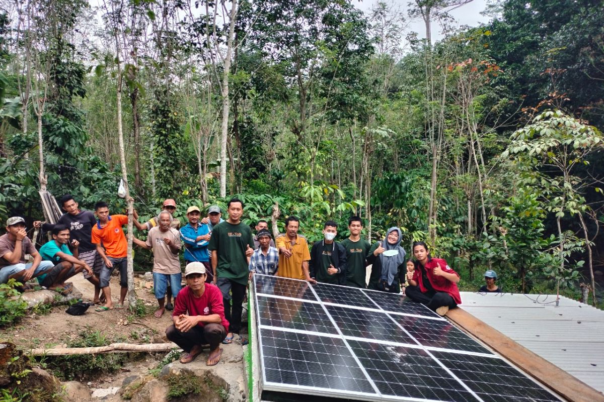 Tim Dosen Itera terapkan PLTHM-PLTS terangi Dusun Batu Saeng Tanggamus