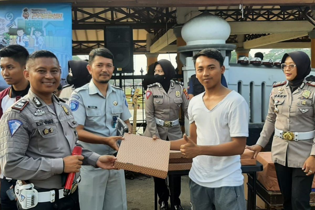 Jasa Raharja bersama SOM Banten adakan pengobatan gratis meriahkan HUT Bayangkara ke-76 di Pandeglang