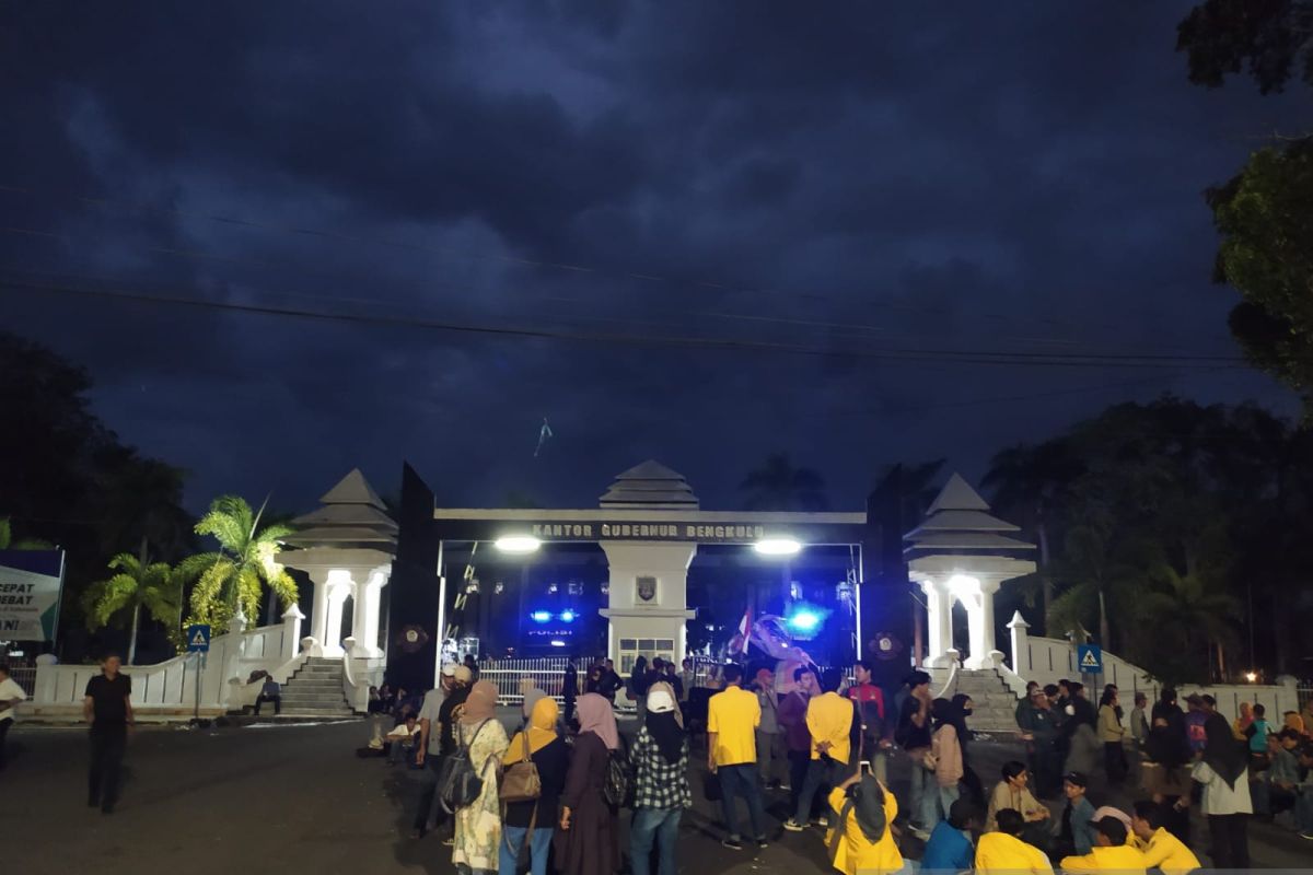 Polres Bengkulu tidak izinkan massa tidur di depan Kantor Gubernur