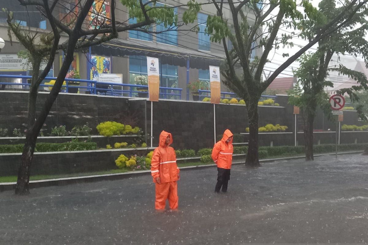 Jalan dan wilayah pasar di Banjarmasin banjir akibat hujan lebat