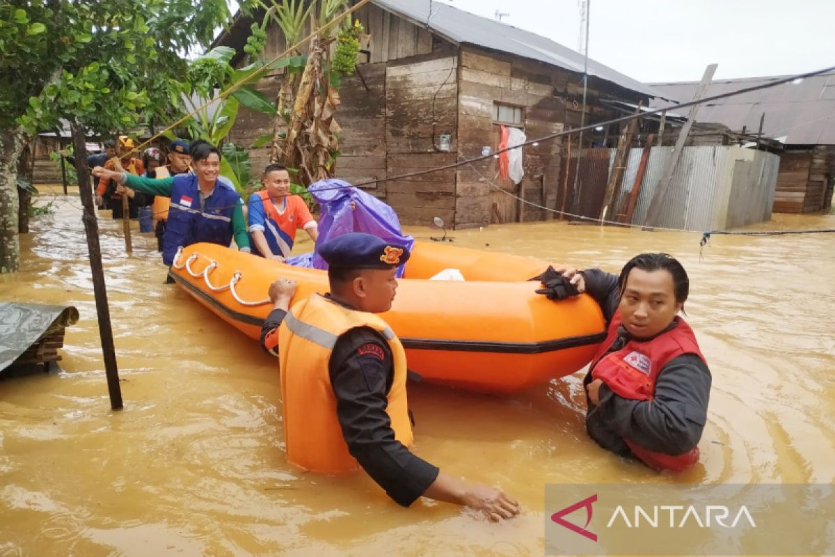 Tim SAR Brimob evakuasi balita dan lansia di tengah banjir Banjarbaru