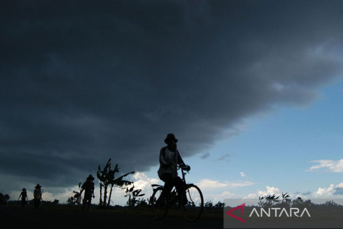 Kawasan kota di Indonesia diprakirakan hujan ringan dan disertai petir