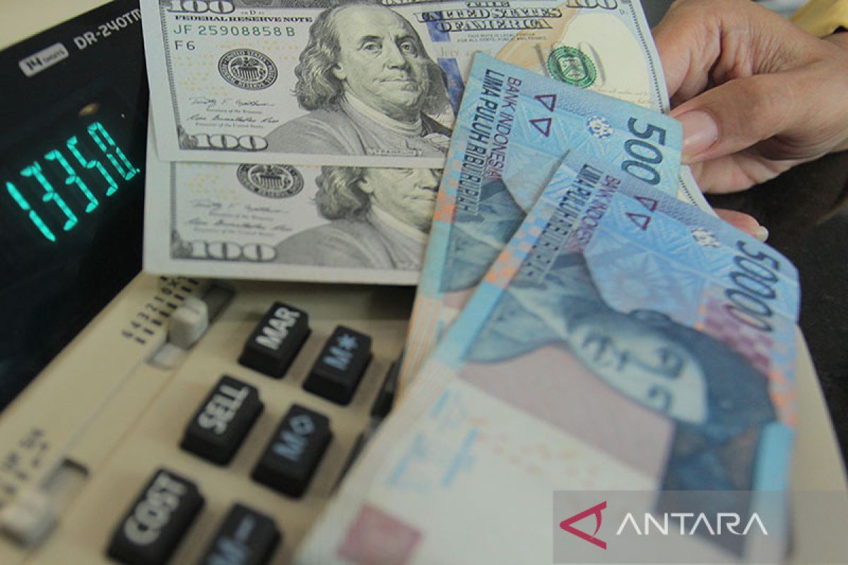 Rupiah awal pekan bergerak menguat ditopang neraca perdagangan yang masih surplus