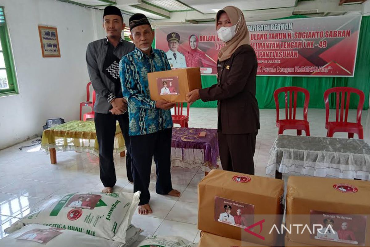 Pj Bupati Barsel serahkan bantuan sembako di ulang tahun Gubernur Kalteng