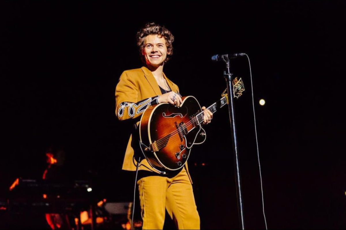 Harry Styles batalkan konser di Copenhagen akibat insiden penembakan mal Field