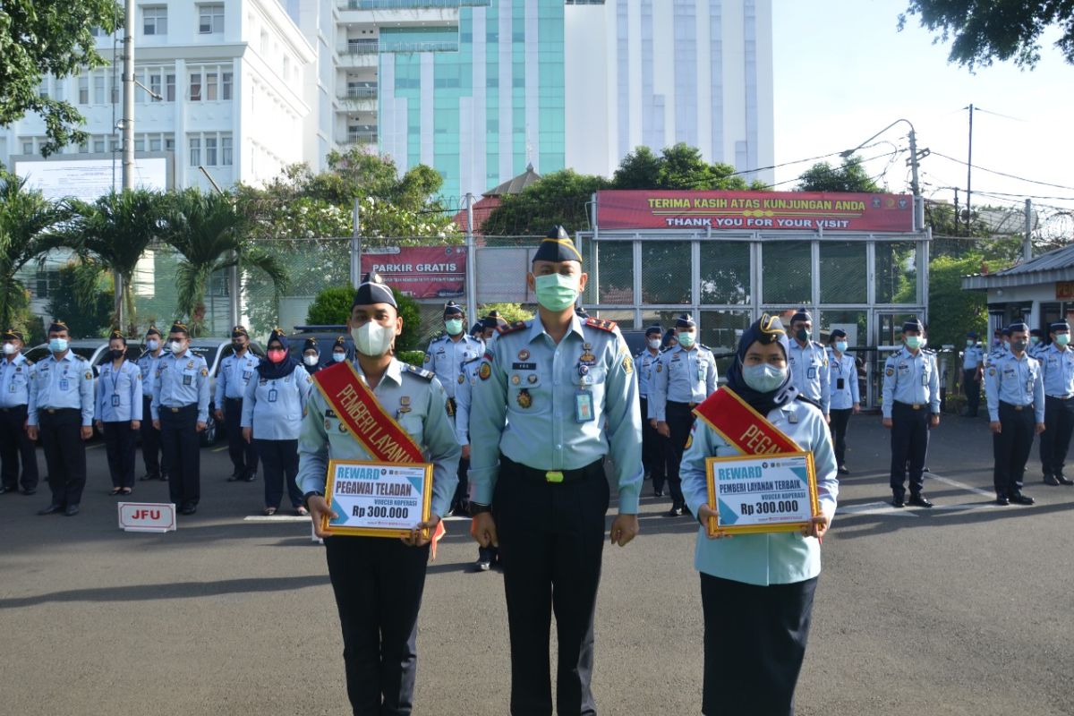 Dua pegawai lapas kelas II A salemba dapat penghargaan pelayanan terbaik