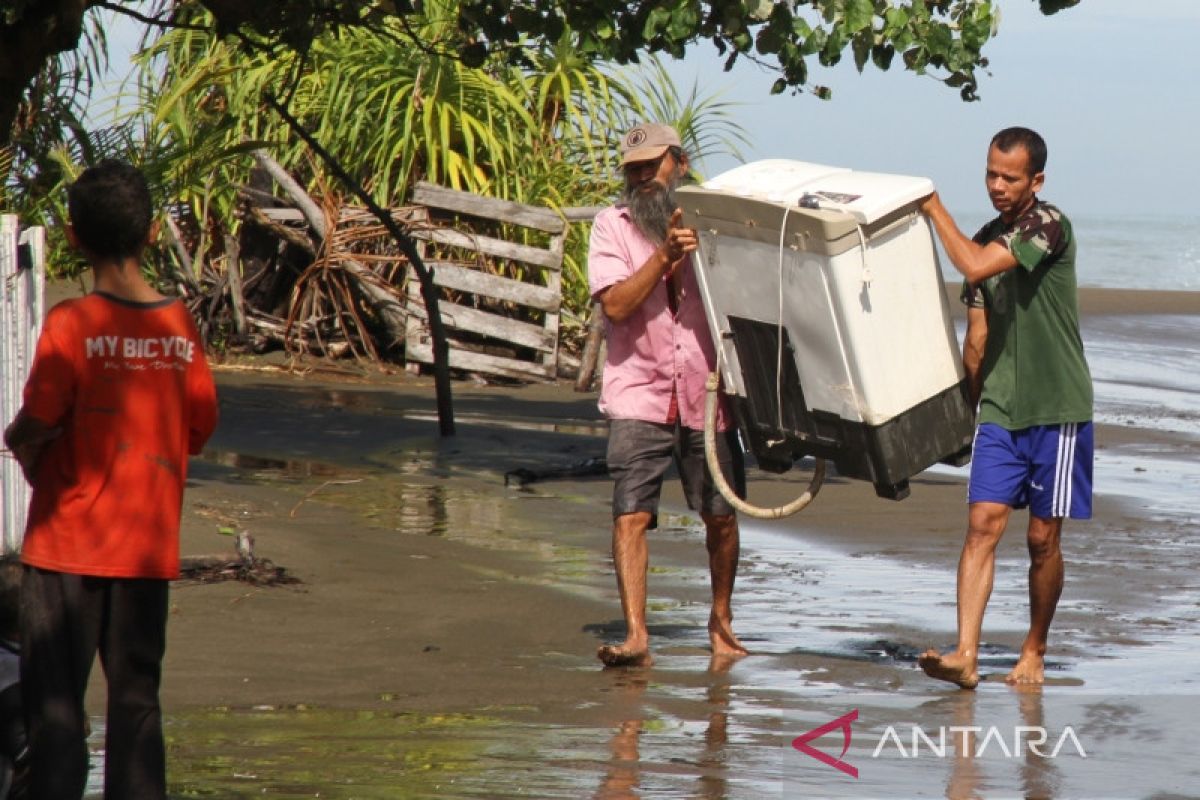 Sempat mengungsi, Korban banjir rob di Aceh Barat kembali ke rumah