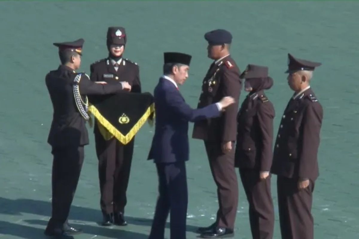 Presiden Jokowi anugerahkan Bintang Bhayangkara Nararya kepada tiga polisi