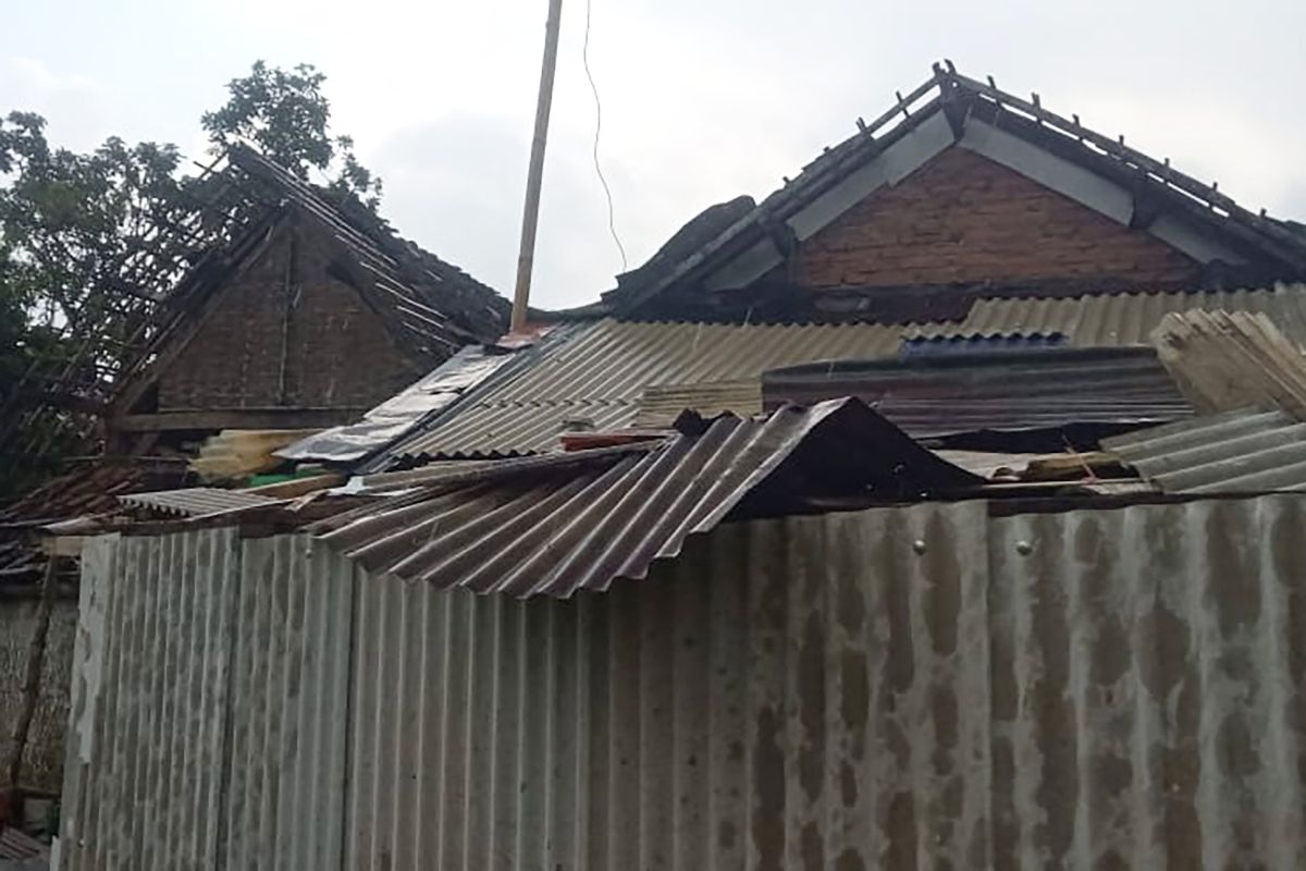Sejumlah rumah rusak akibat angin kencang di Malang
