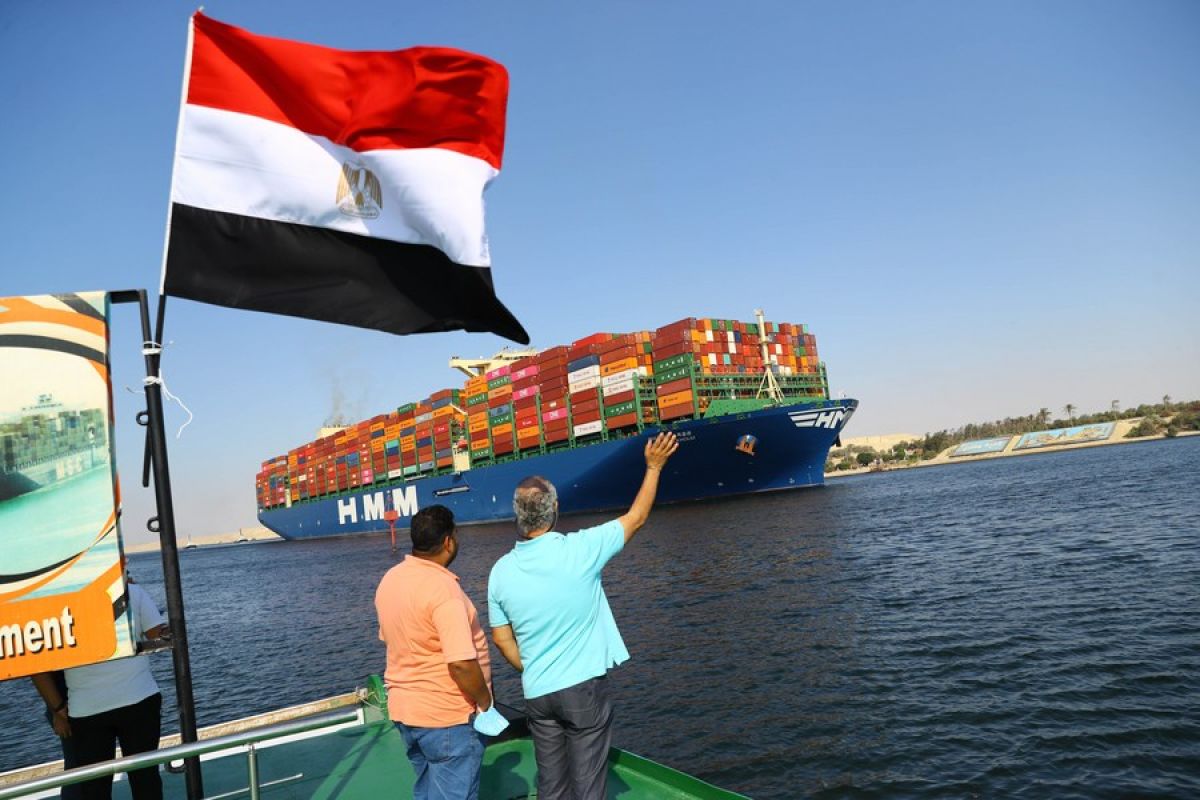 Terusan Suez catat rekor pendapatan tertinggi sepanjang masa