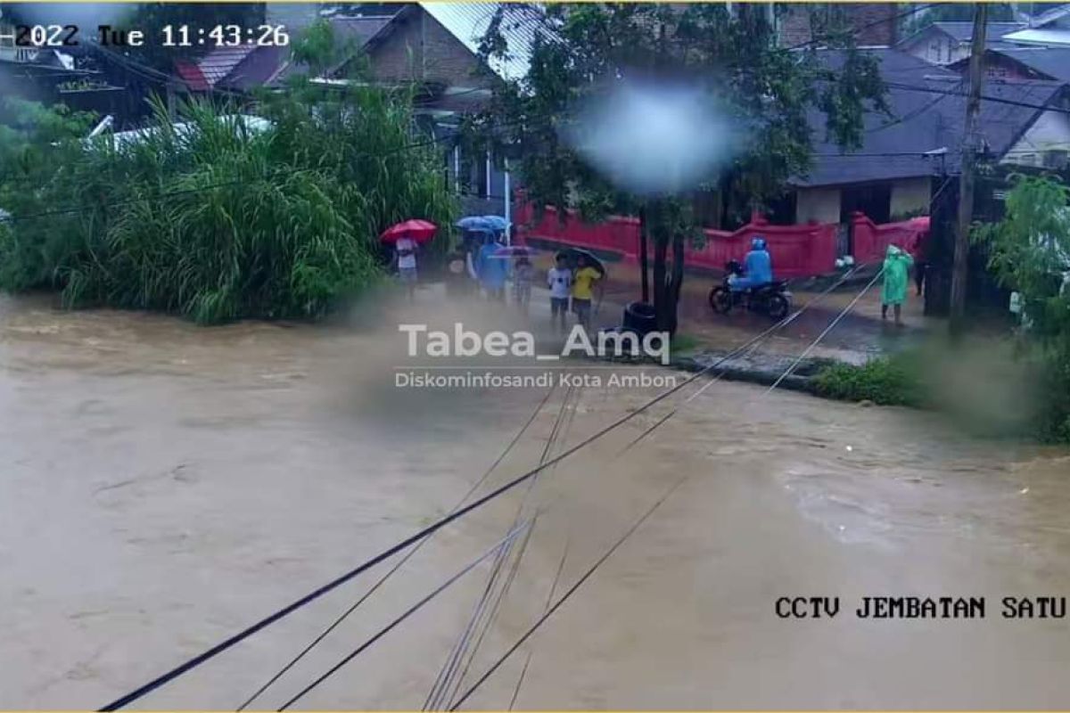 Hujan menyebabkan banjir dan longsor di bagian wilayah Kota Ambon, warga agar waspada