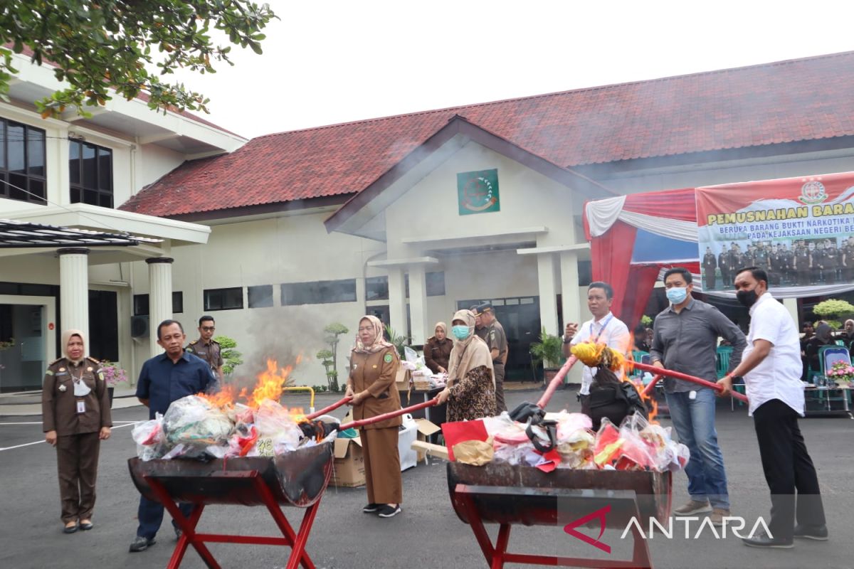 Kejari Bengkulu musnahkan barang bukti dari 105 perkara