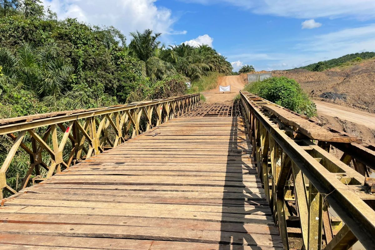 PT AAMU Perbaiki jembatan menuju obyek wisata Gunung Embun