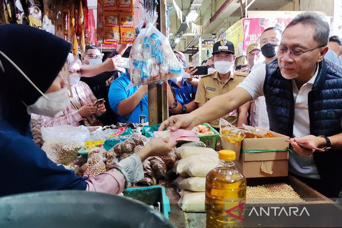 Mendag tinjau harga sembako dan minyak goreng curah di Pasar Ciracas