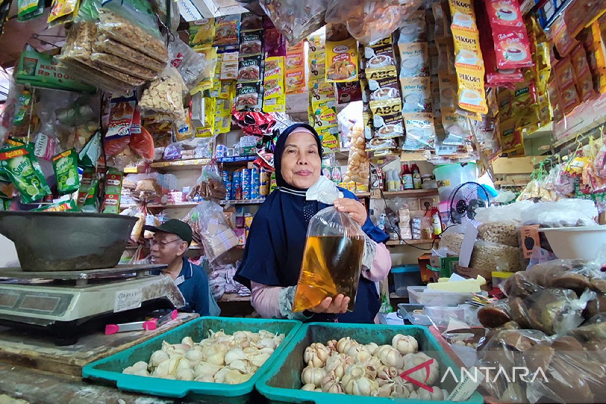 Pedagang minyak goreng curah dukung adanya warung pangan di pasar