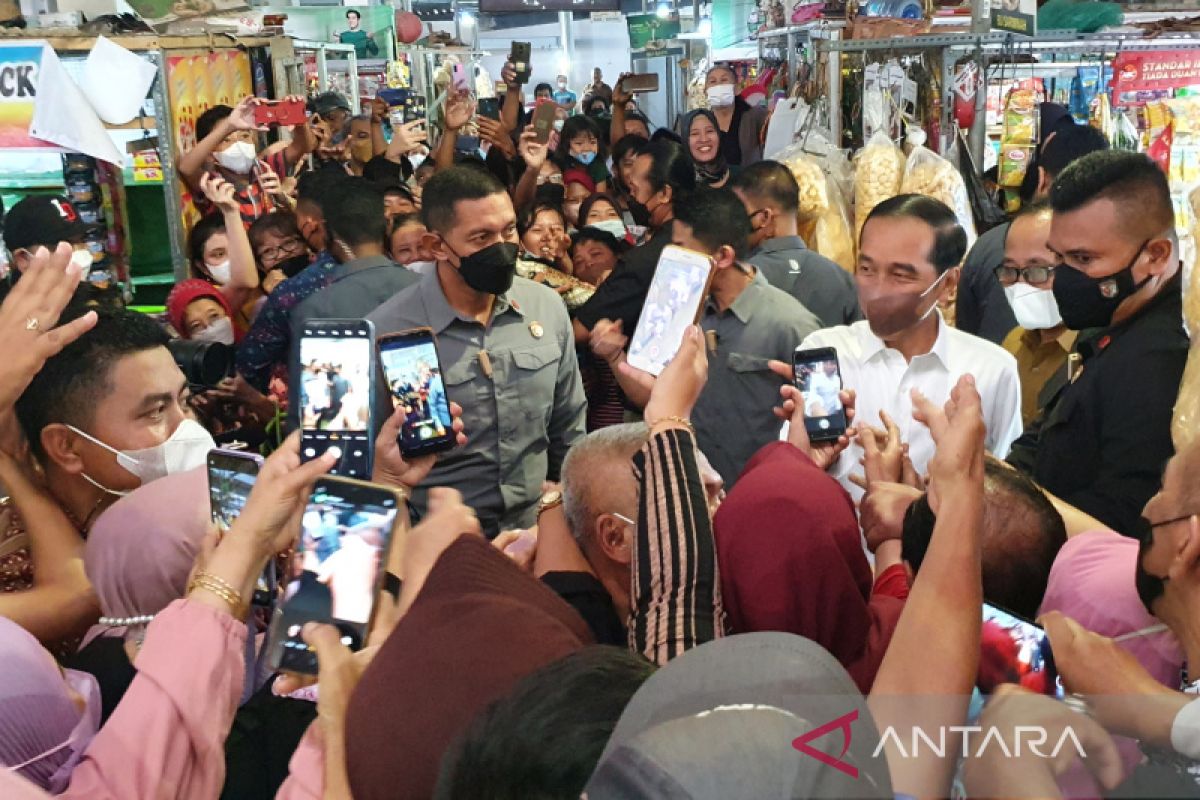 Warga sambut kedatangan Presiden di Pasar Peterongan Semarang
