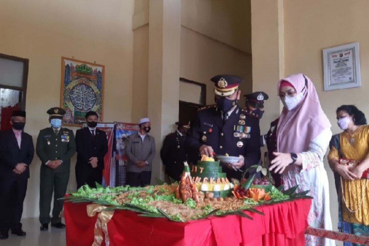 Kapolres dan Ketua Bhayangkari Palas potong nasi tumpeng HUT Bhayangkara ke -76