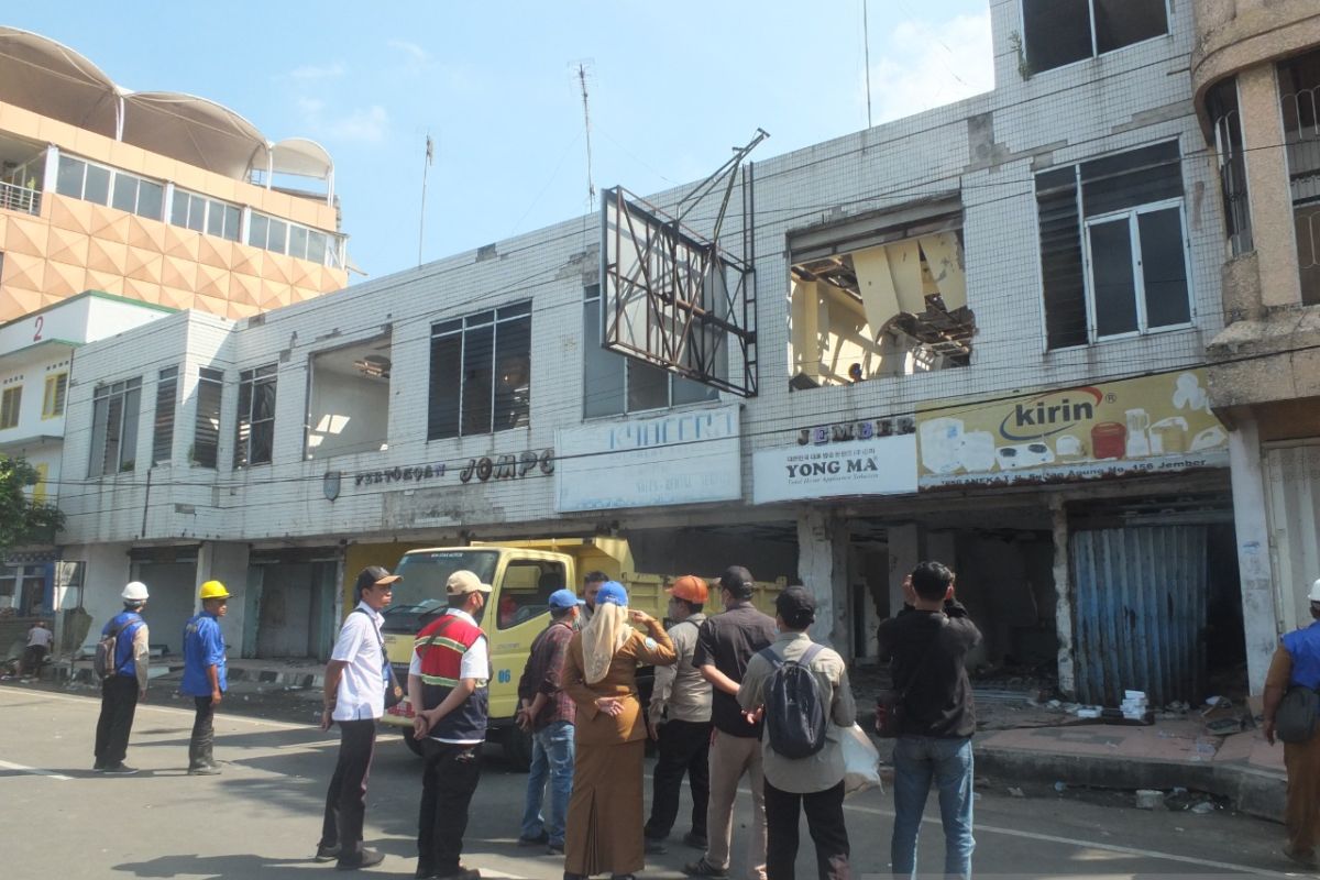 Tujuh bangunan ruko di atas Sungai Jompo Jember dibongkar