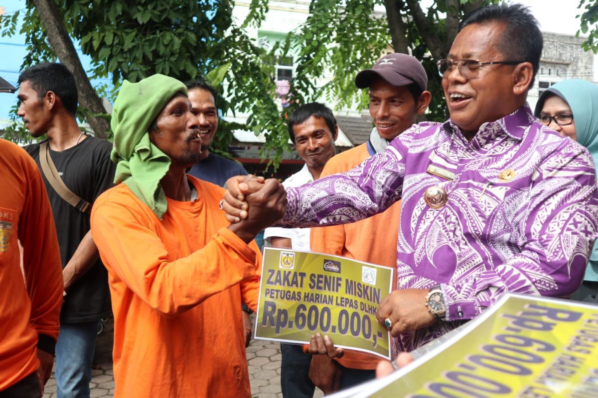 Jelang akhir jabatan, Aminullah bagikan zakat untuk petugas kebersihan