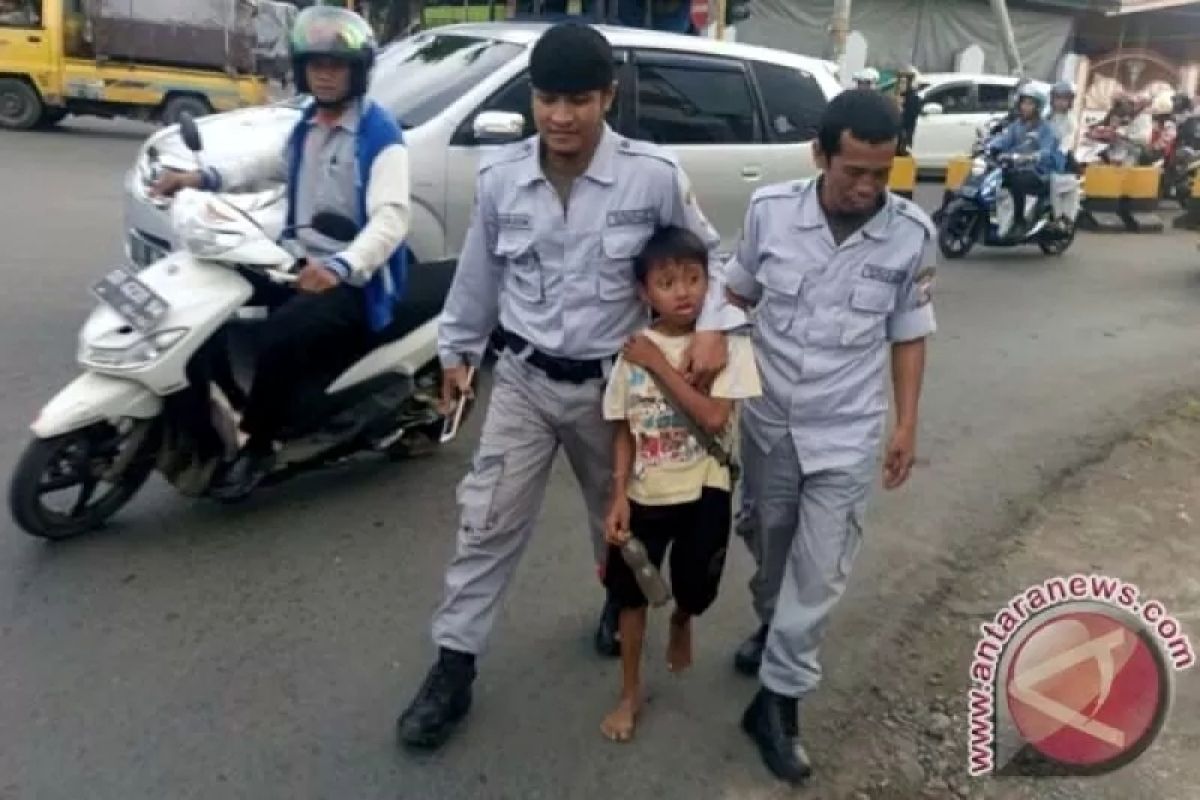 Satpol PP Makassar lakukan penertiban anak jalanan secara humanis