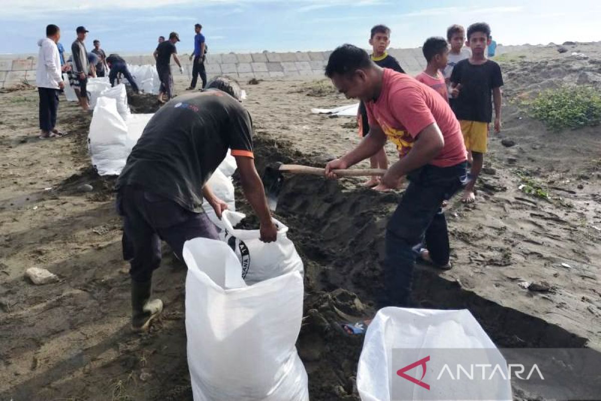 BPBD Aceh Barat bangun tanggul darurat cegah banjir rob di Pantai Meulaboh