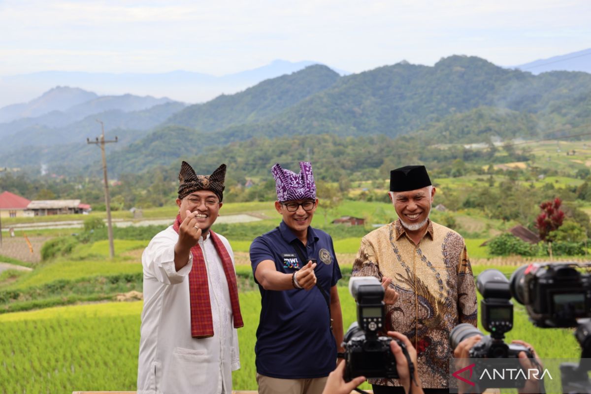 Minister Uno visits Nagari Tuo Pariangan