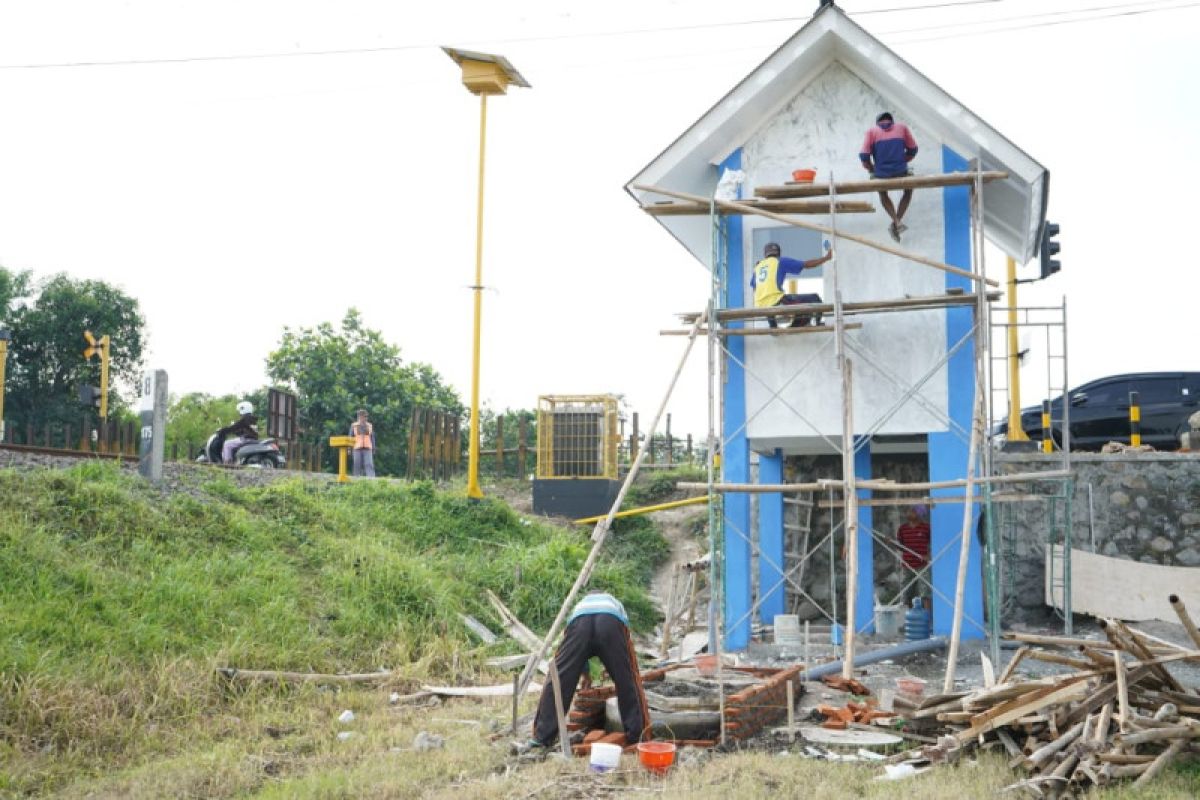 Pemkab Kediri pasang palang pintu perlintasan kereta api di Ngadiluwih
