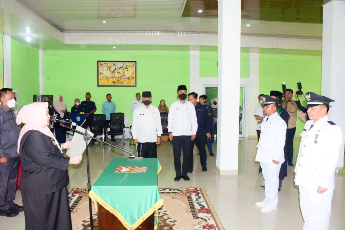 Lantik dua Penjabat Kades, ini pesan Bupati Kasamarni