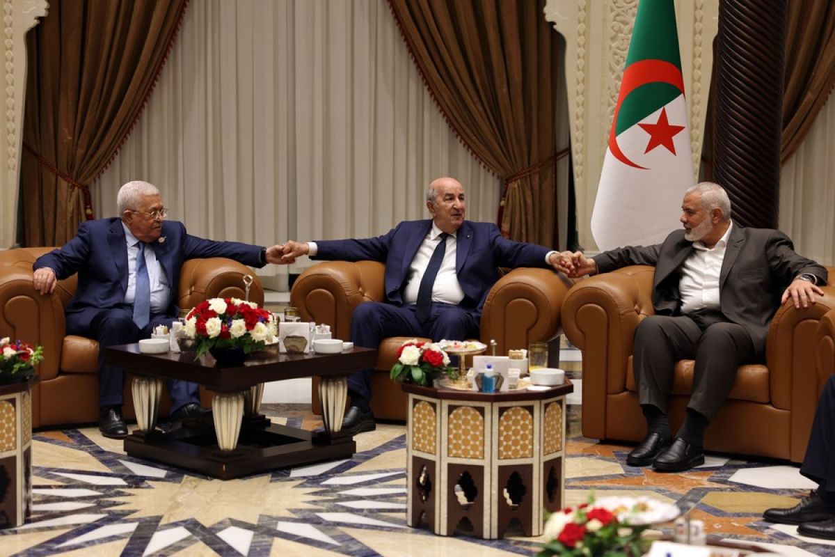 Presiden Palestina dan pemimpin Hamas bertemu di Aljazair