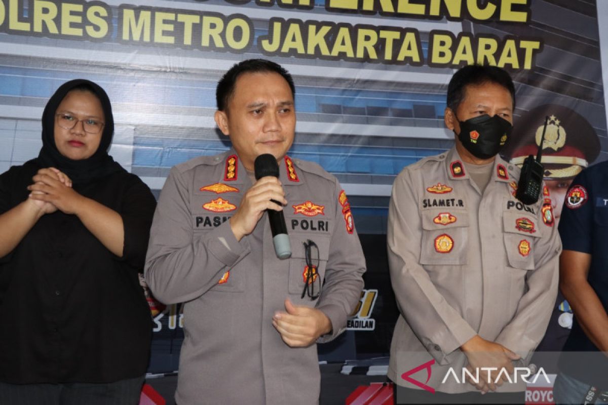 Polisi menangkap dua tersangka aksi pornografi