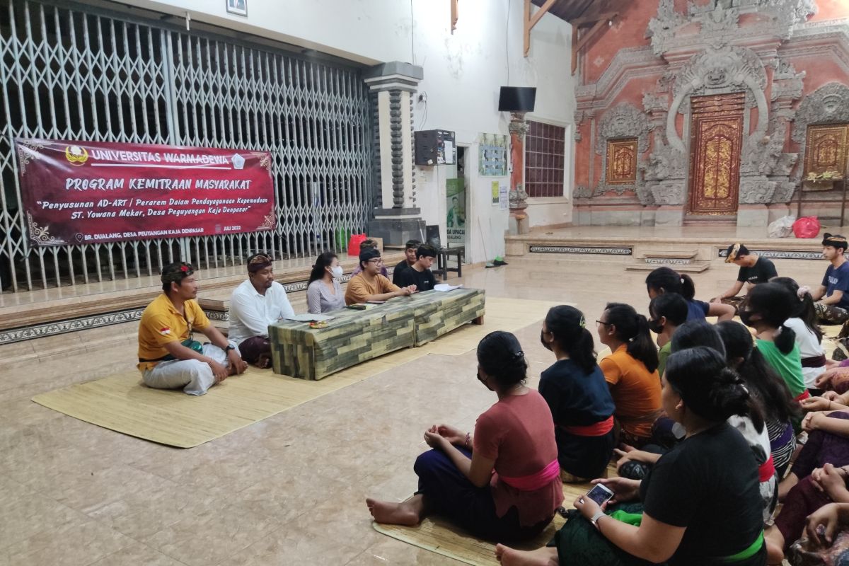 Tim Pengabdian Masyarakat Universitas Warmadewa bekali penyusunan AD/ART ke ST Yowana Mekar (video)