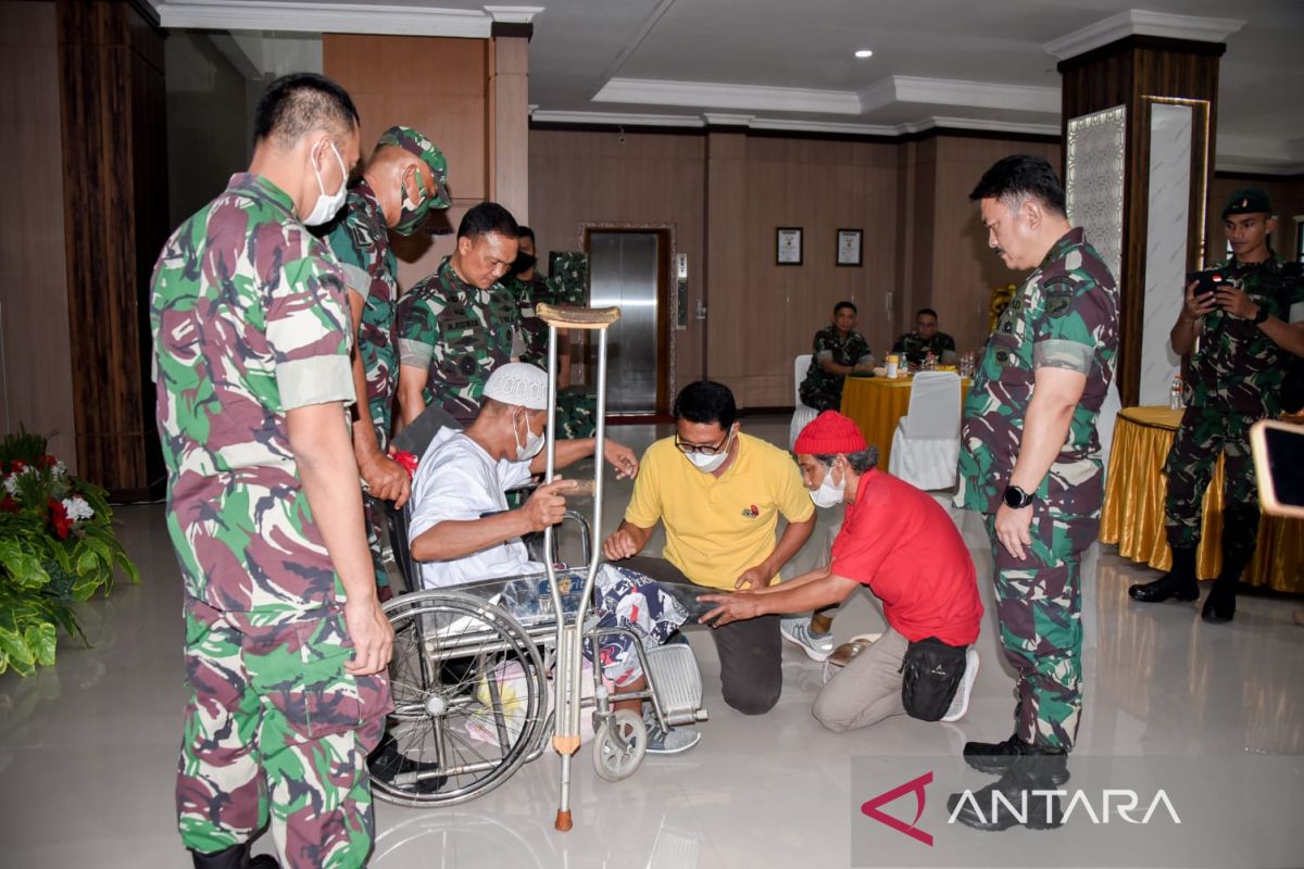 Kodam Pattimura bantu kaki palsu untuk penyandang disabilitas lewat program Mutiara Pattimura