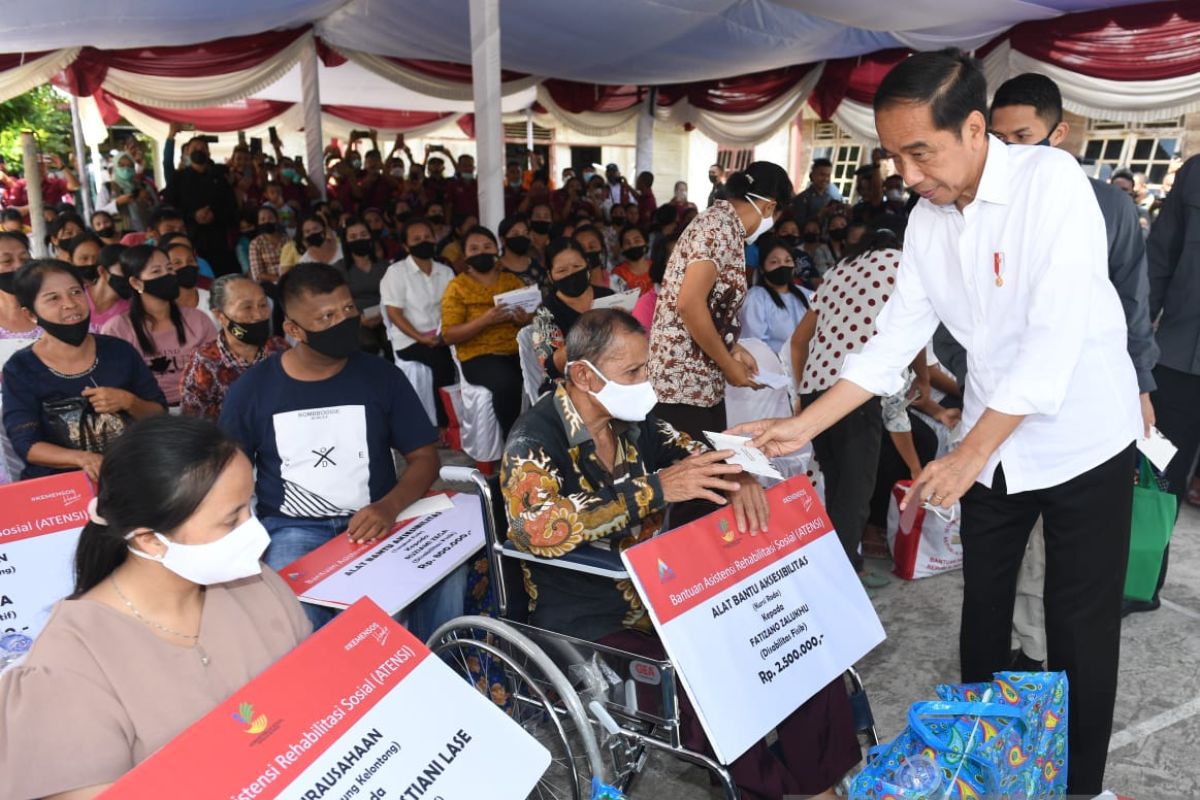 Presiden Jokowi serahkan bantuan ke pedagang di Pasar Alasa Nias