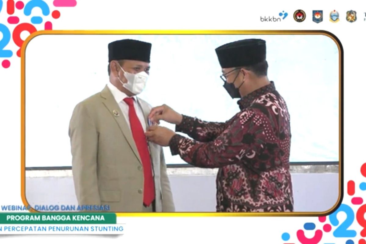 Bupati Aceh Besar dianugerahi penghargaan Manggala Karya Kencana BKKBN