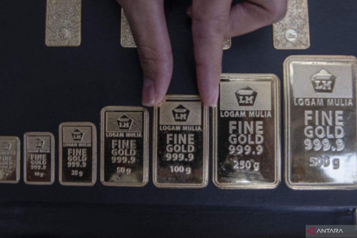 Emas kembali jatuh di bawah 1.800 dolar