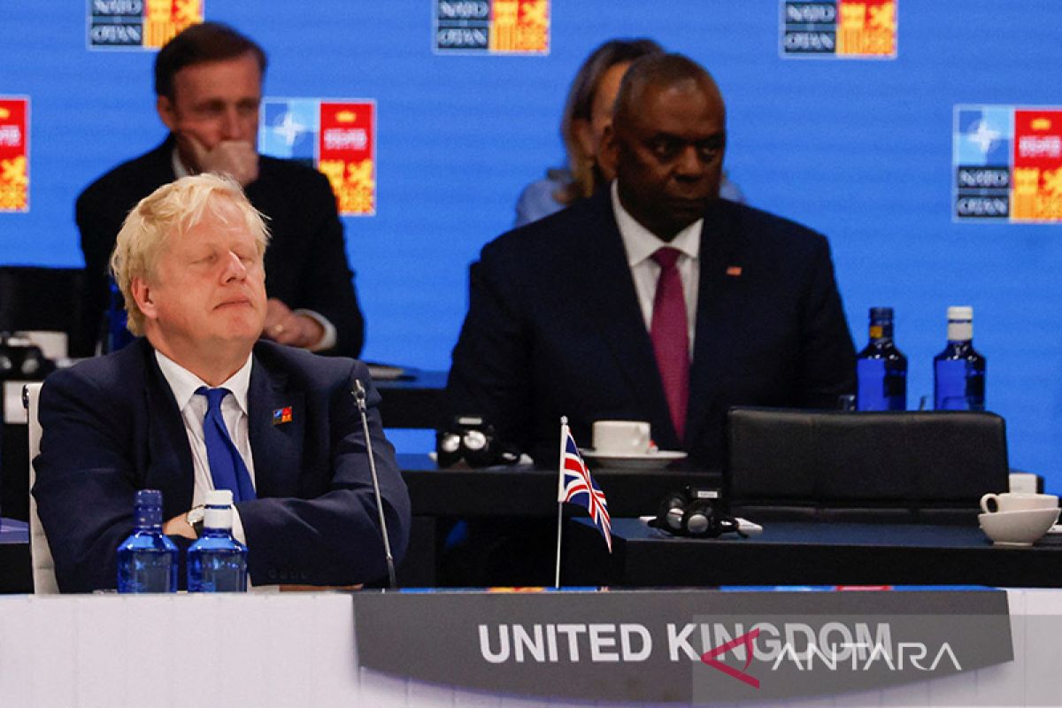 PM Inggris Boris Johnson menentang tekanan mundur dari anggota kabinet