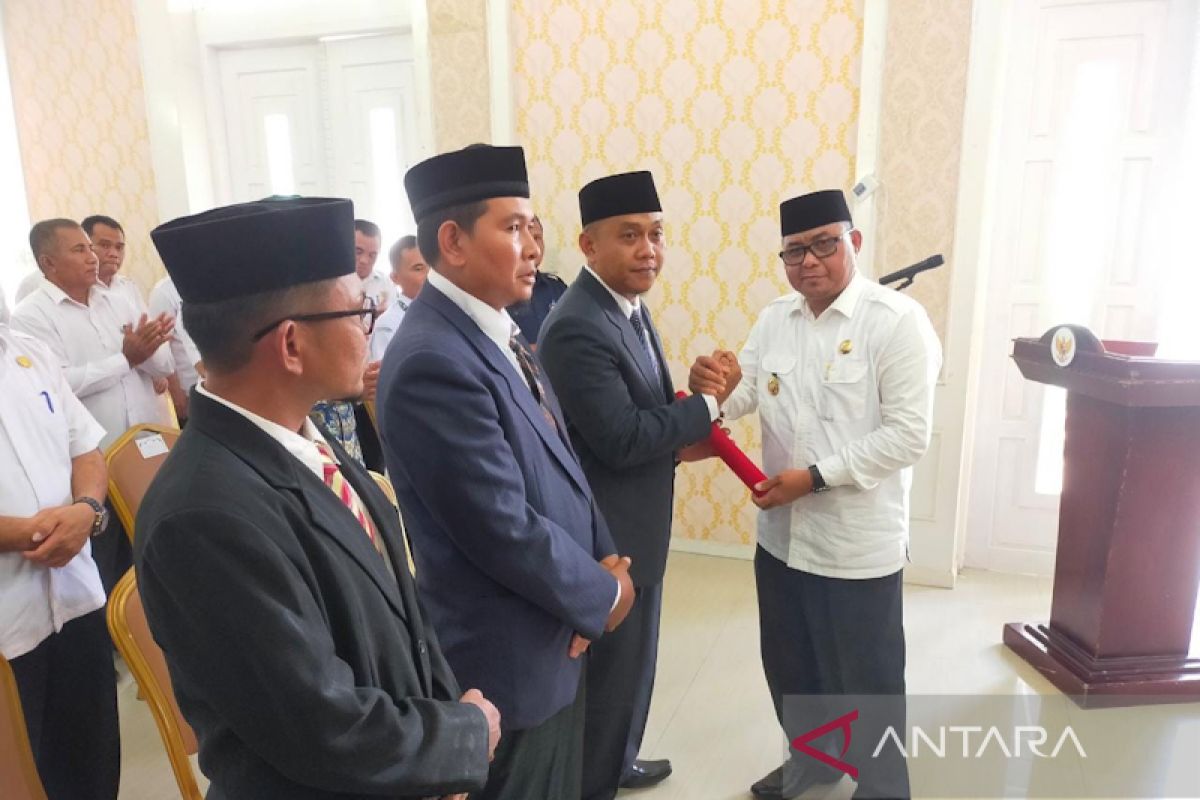 Bupati lantik tiga komisioner KIP Simeulue