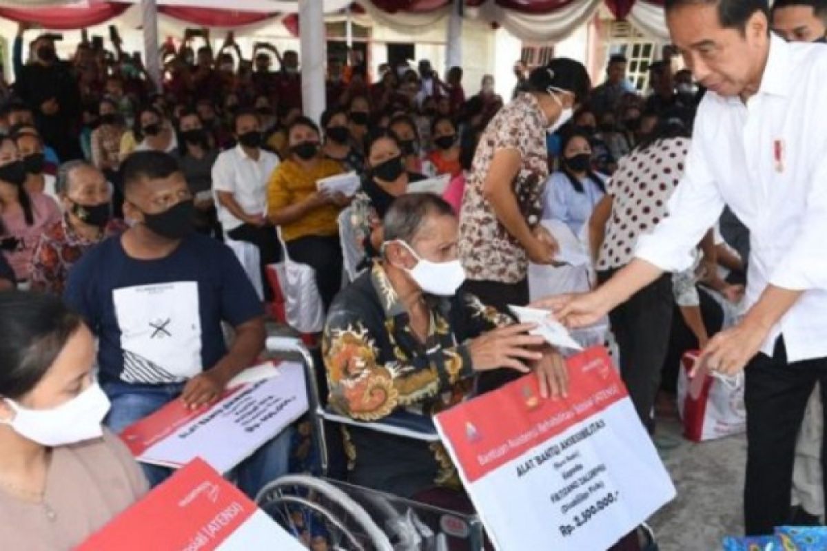 Presiden Joko Widodo serahkan bantuan langsung ke pedagang Pasar Alasa Nias