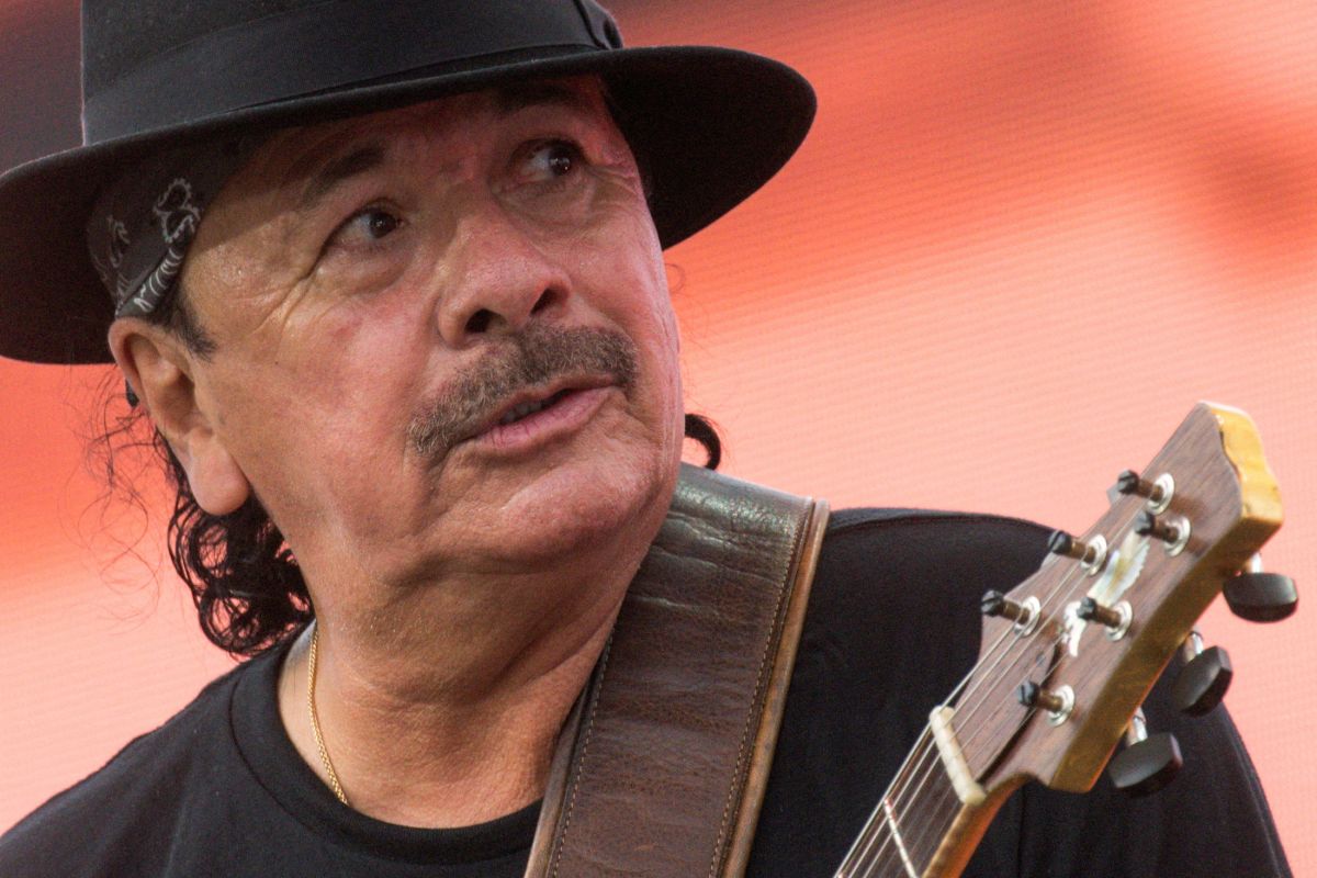 Gitaris Carlos Santana pingsan di atas panggung saat konser akibat dehidrasi