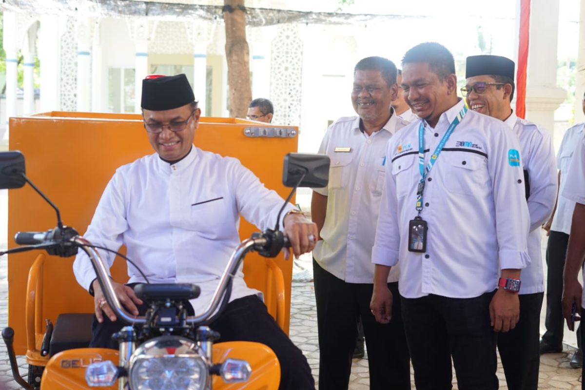 Agar Gampong selalu bersih, PLN serahkan bantuan si Gelis di Bireuen