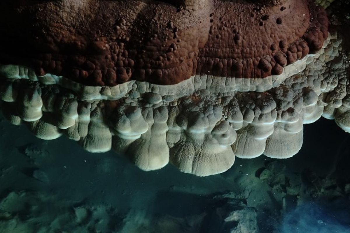 Ahli geologi temukan "awan gua" langka di Guangxi, China selatan