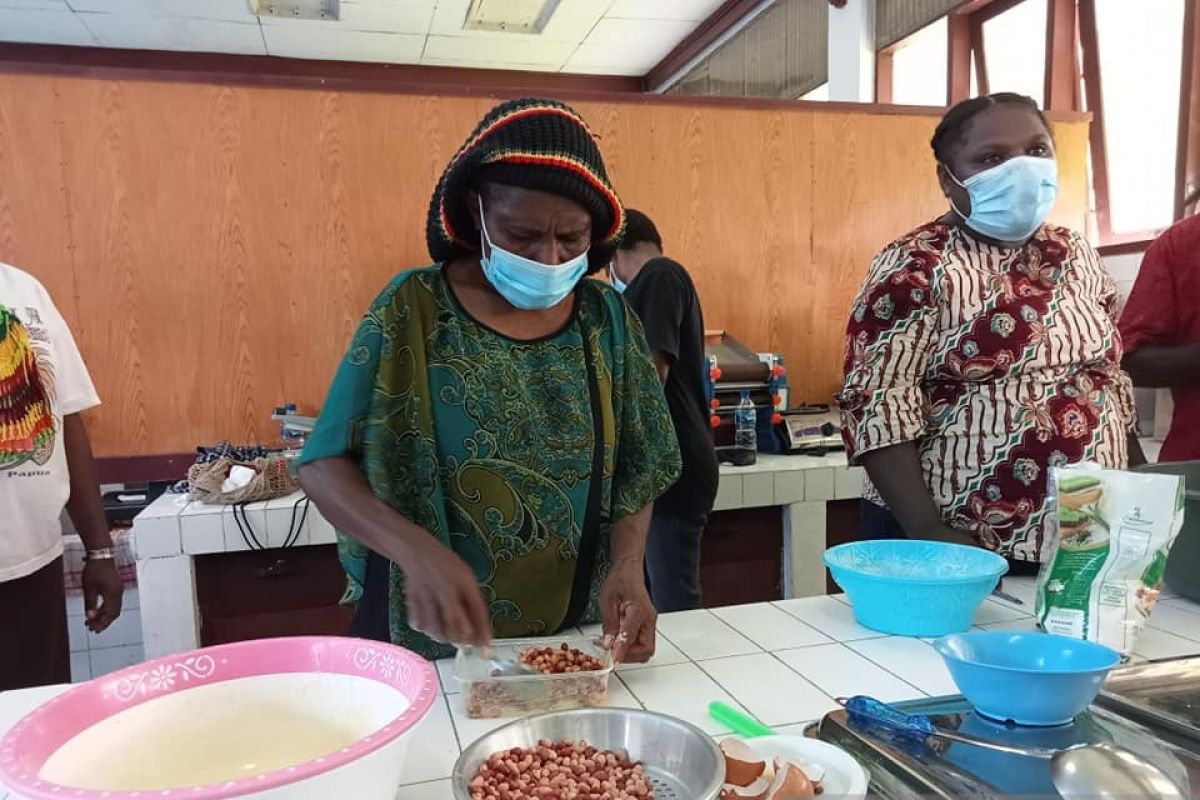 Petani Kebar Tambrauw ikut pelatihan pengolahan kacang tanah