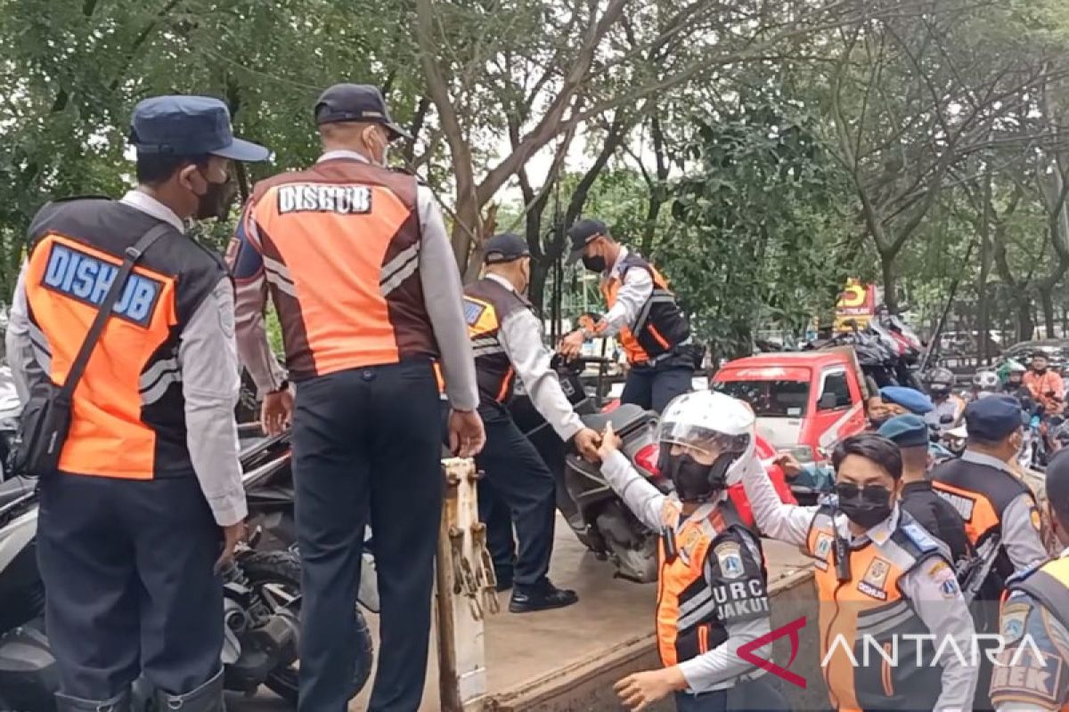 Polda Metro dalami dugaan oknum polisi rusak spion mobil parkir liar