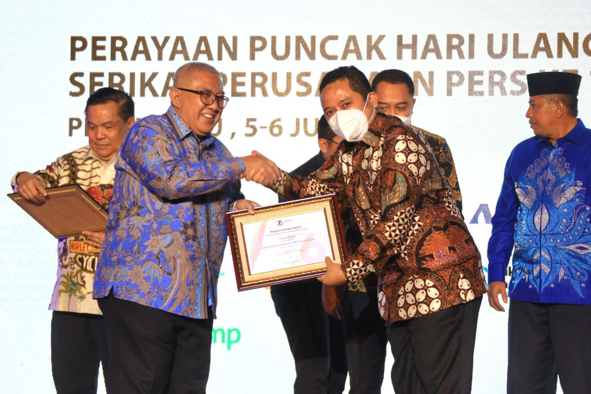 Wali Kota Tangerang dapat penghargaan Pemimpin Terpopuler versi SPS