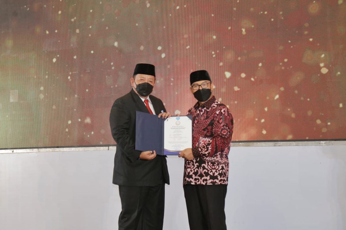 Arinal dan Riana raih penghargaan Manggala Karya Kencana 2022 dari BKKBN