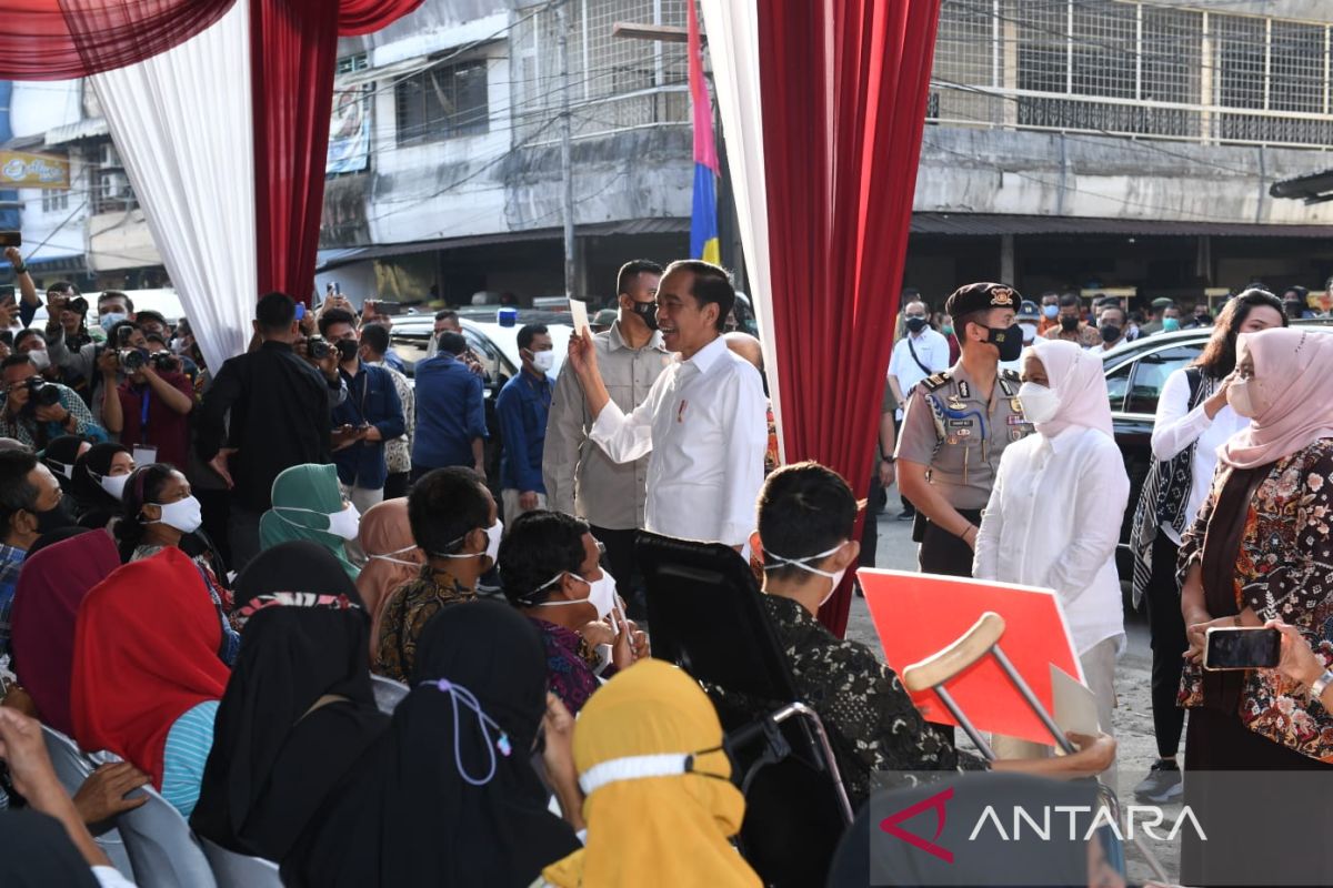 Presiden Jokowi dan Ibu Iriana bagikan bansos dan beli buah di Pasar Petisah Medan